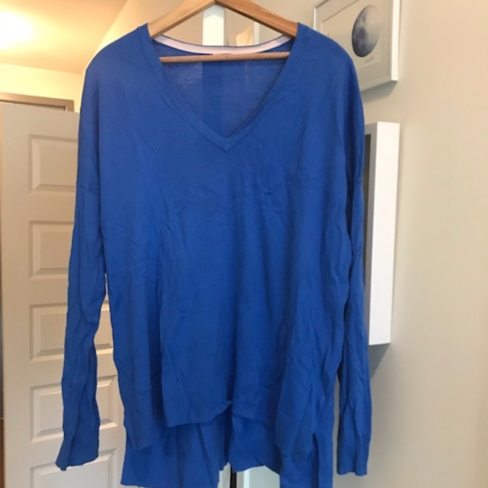 Blue silk blend sweater with longer back hem